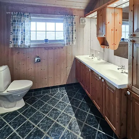 度假居 4 Bedroom Awesome In *